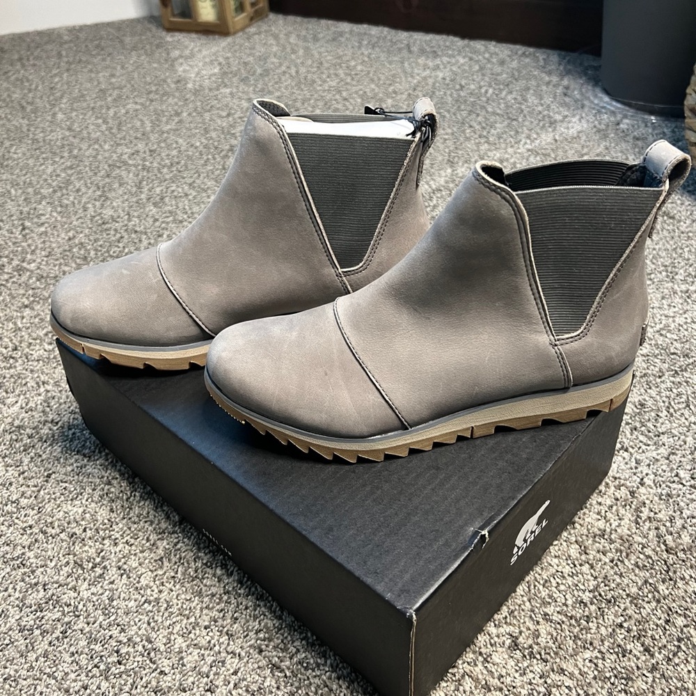 Brand New Harlow Chelsea SOREL boots